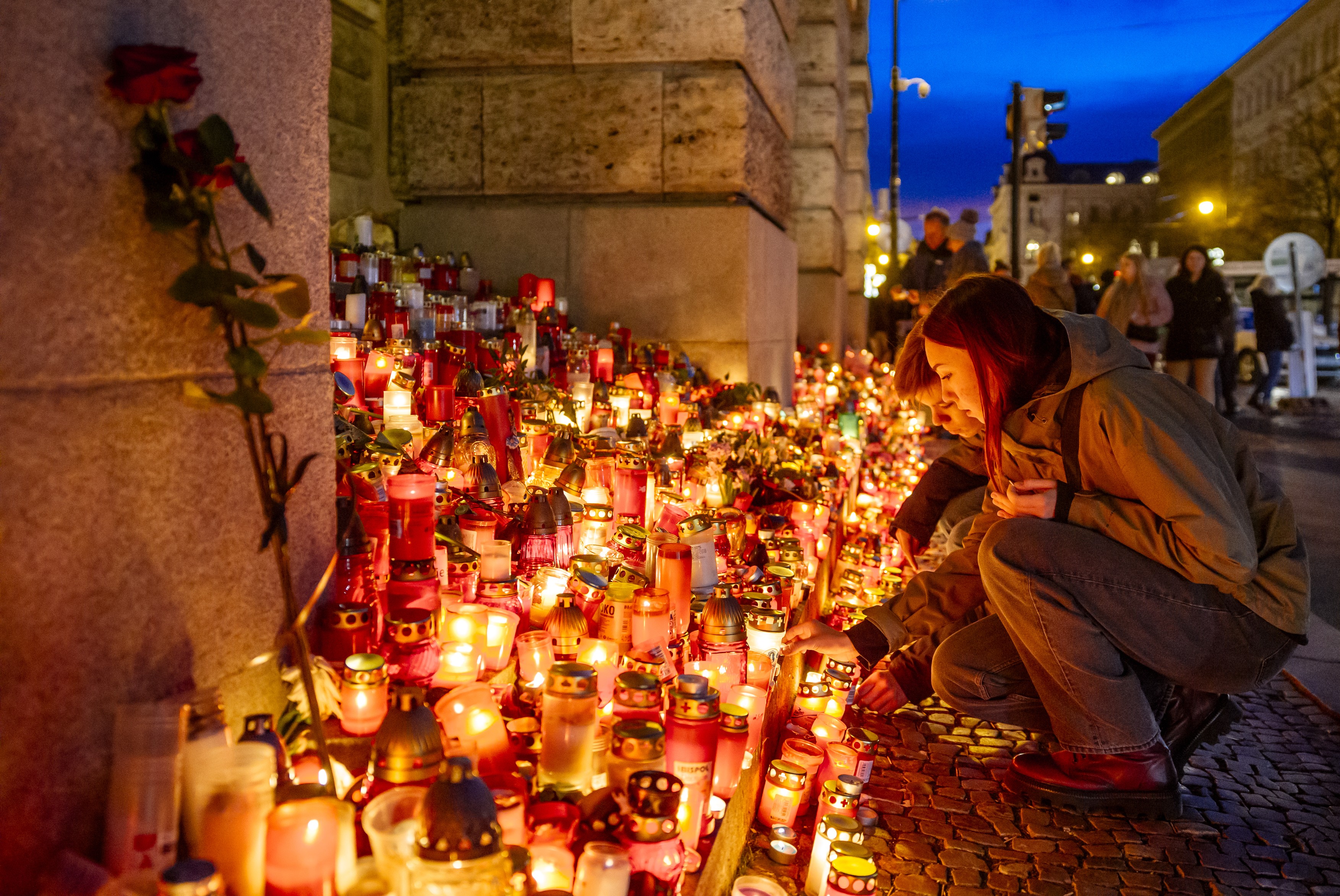 Pietní místo před FF UK svíčky střelba filozofická fakulta Univerzita Karlova